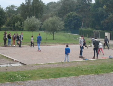 joueurs de foot sur le terrain de pétanque wavrechain sous faulx