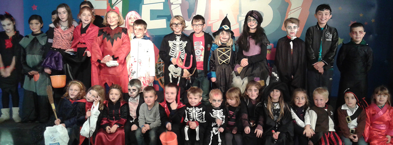 les enfants fêtent halloween